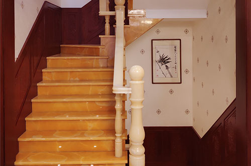 田东中式别墅室内汉白玉石楼梯的定制安装装饰效果